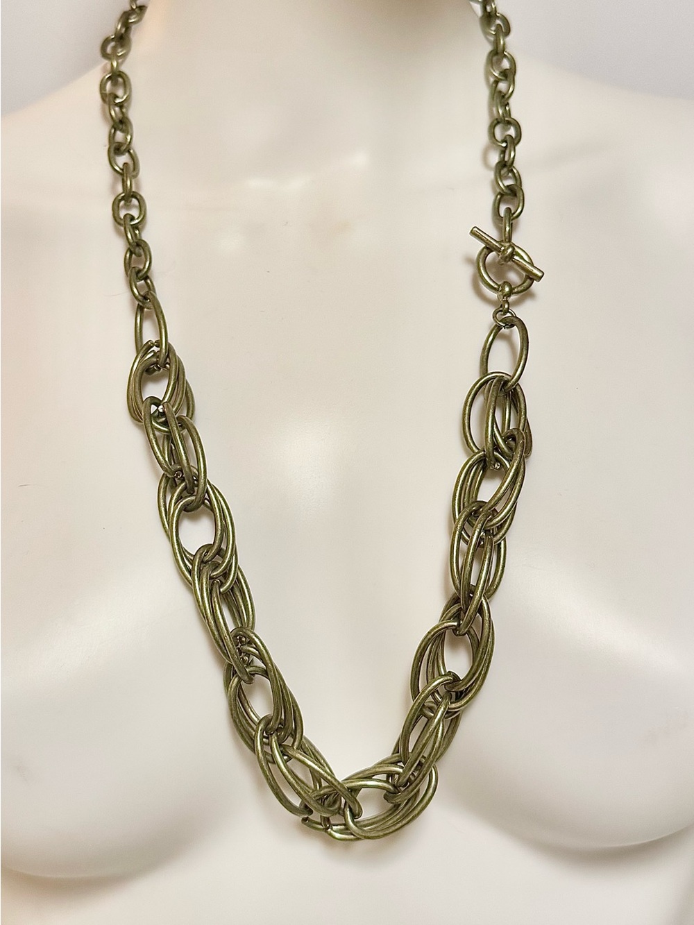 Fashion Chain-Link Toggle Necklace in Gold